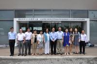曹之憲副院長(研究)(右六)與中國藥科大學代表團於羅桂祥綜合生物醫學大樓外合照